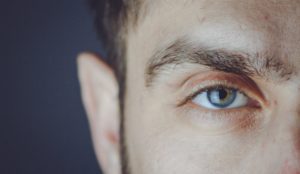 A iridologia baseia-se no estudo da íris dos olhos.