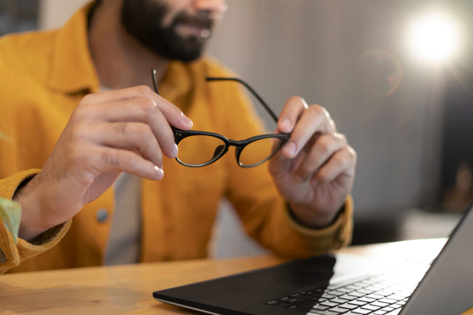 Experimentar óculos online: tecnologia ajuda a encontrar o óculos perfeito