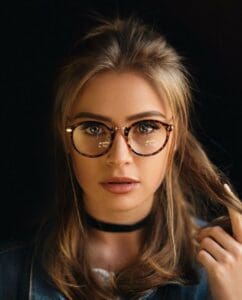 armação de óculos para loiras