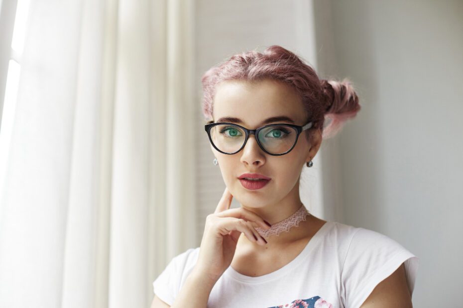 Conheça as melhores marcas de óculos de grau feminino